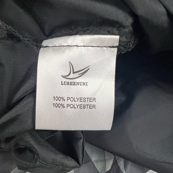 Lushenuni Men's UV Protection Camo Hooded Windbreaker - Size M - Picture 9 of 9